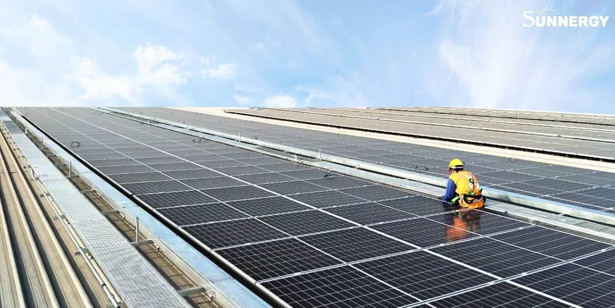 ผลงาน 26 ช่างกำลังติดตั้งแผงโซลาร์เซลล์บนหลังคาโรงงาน เพิ่มประสิทธิภาพการใช้พลังงานสะอาด ลดค่าไฟฟ้า และส่งเสริมการใช้พลังงานทดแทน